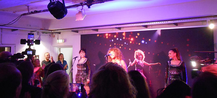 Exklusiv beim Ausstellungs-Opening: Annastacia Baker, die in der Tribute-Show „One Night of Tina“ vom 5. bis 7. Februar 2024 im Deutschen Theater auftritt. (©Foto: Gaby Hildenbrandt)